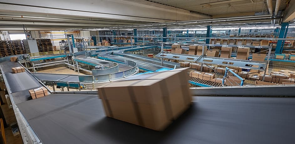 Paket auf einem Förderband in einem Logistikzentrum