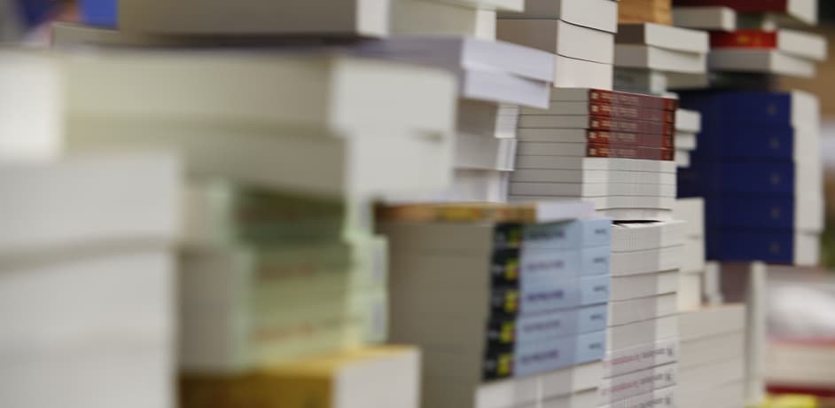 Bücherregal als Symbol für Neuaufnahme von Verlagen