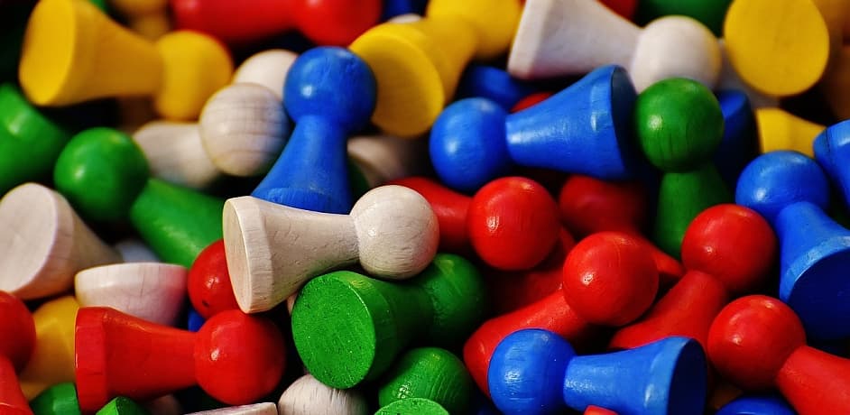 Ein Haufen Spielsteine als Symbolbild für Spielesortiment