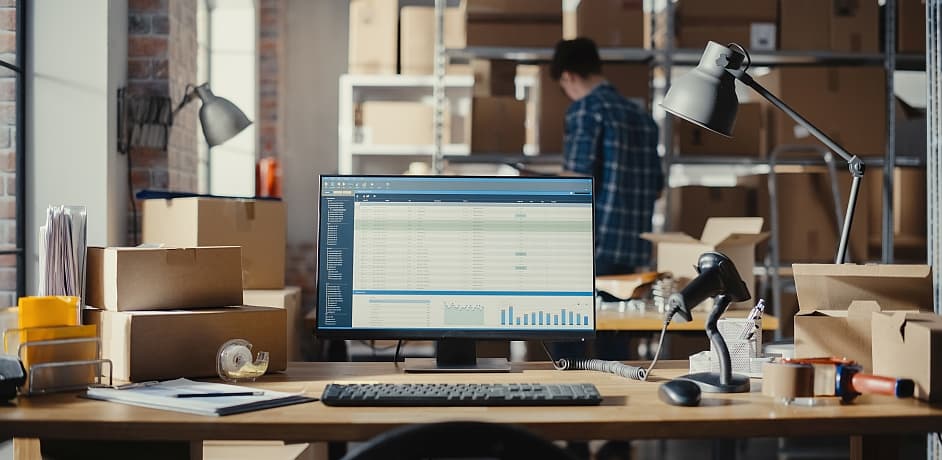 Elektronischer Lieferschein ELS Wareneingang Buchhandlungen Ein Computer in einem Lager auf dem Display ist eine Tabelle