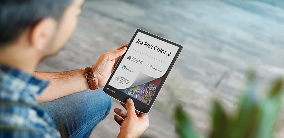 Digitale Produkte für Verlage Umbreit Ein Mann liest auf einem E-Reader von PocketBook