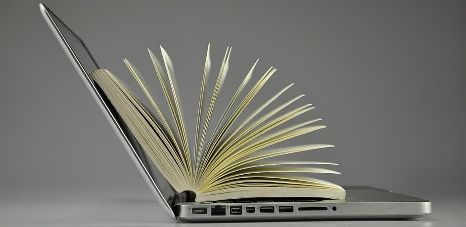 Metadaten Titelzusatzdaten Verlage Umbreit Bild eines offenen Laptops mit einem aufgeschlagenen Buch